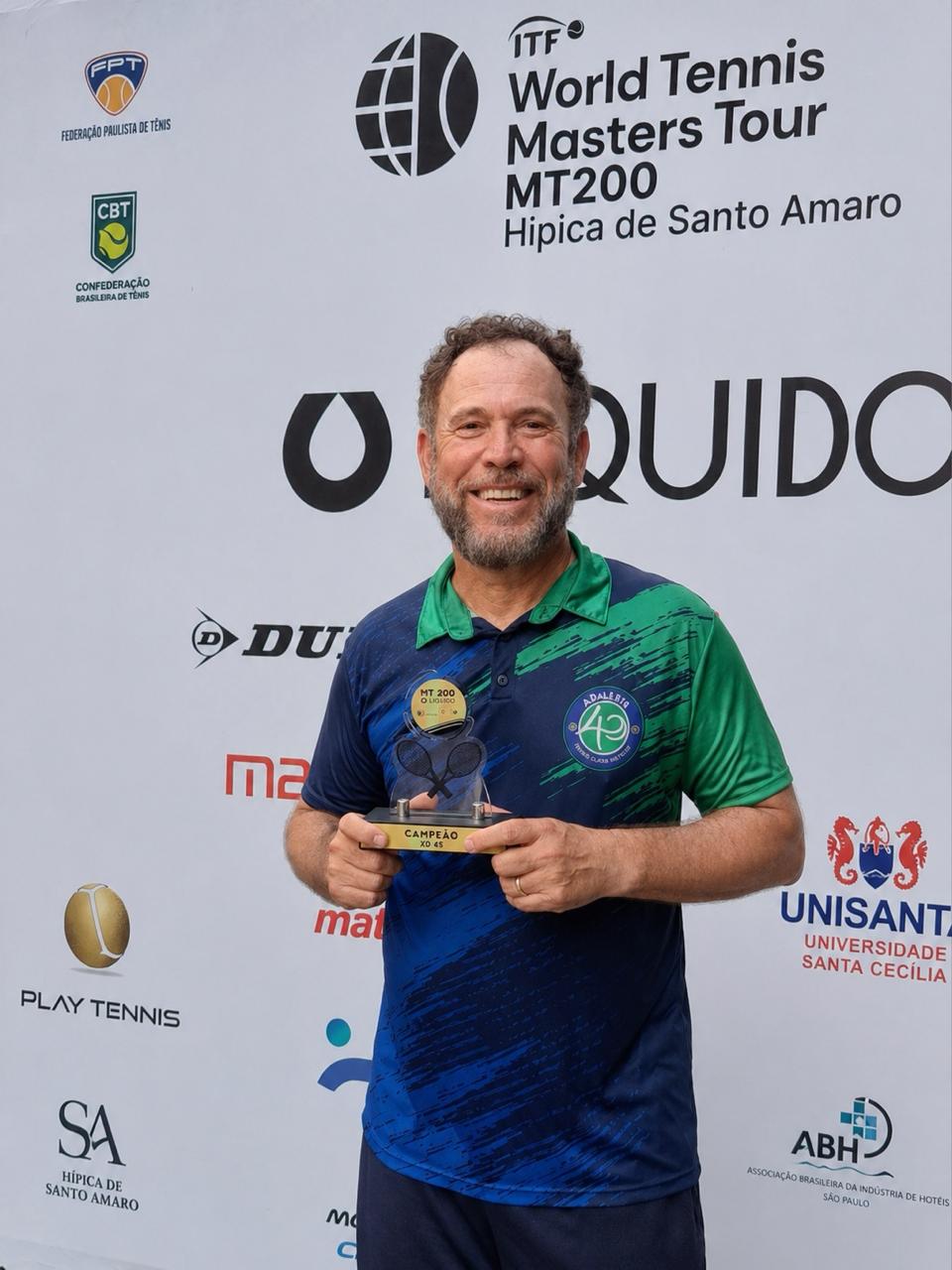 Professor do Método Vip Tennis com troféu no ITF World Tennis Masters Tour