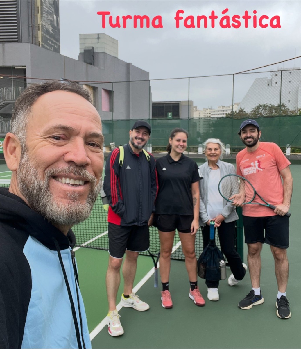 Turma reunida em quadra no Método Vip Tennis